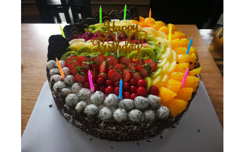 集體生日會，員工樂翻天