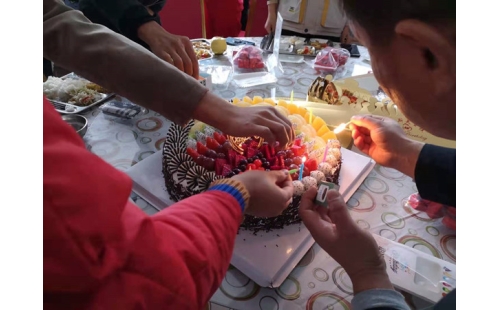 金秋十月，員工集體生日會(huì)送溫暖